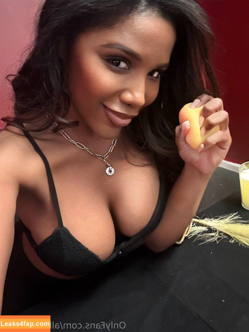 Allchargedup / Ashley Christen / sashafoxyy / toned_ash leaked photo photo #0054