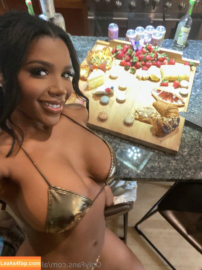 Allchargedup / Ashley Christen / sashafoxyy / toned_ash leaked photo photo #0062