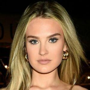 Amelia Bell photo #0008