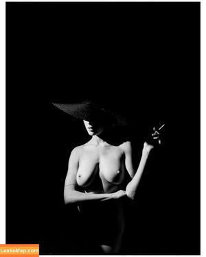 Bella White фото #0001