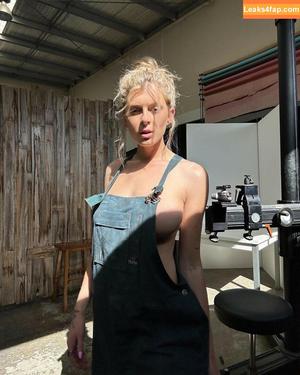 Bella White photo #0482