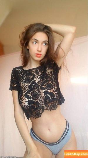 Coral Larsen photo #0030