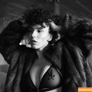curlywiktoria photo #0889