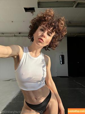 curlywiktoria photo #0979