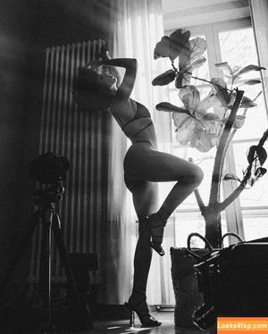 curlywiktoria photo #0998