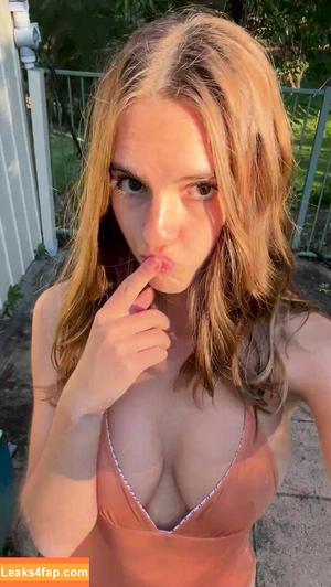 Emily Feld photo #0157