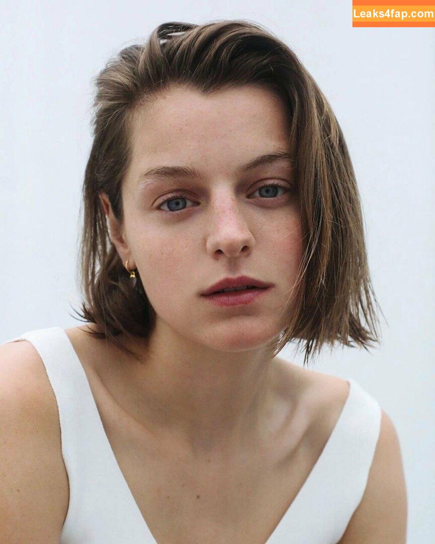 Emma Corrin / emmalouisecorrin leaked photo photo #0004