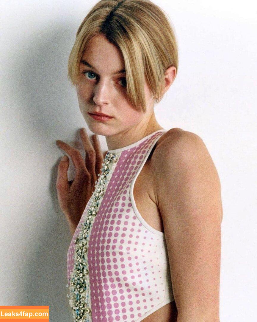 Emma Corrin / emmalouisecorrin leaked photo photo #0005