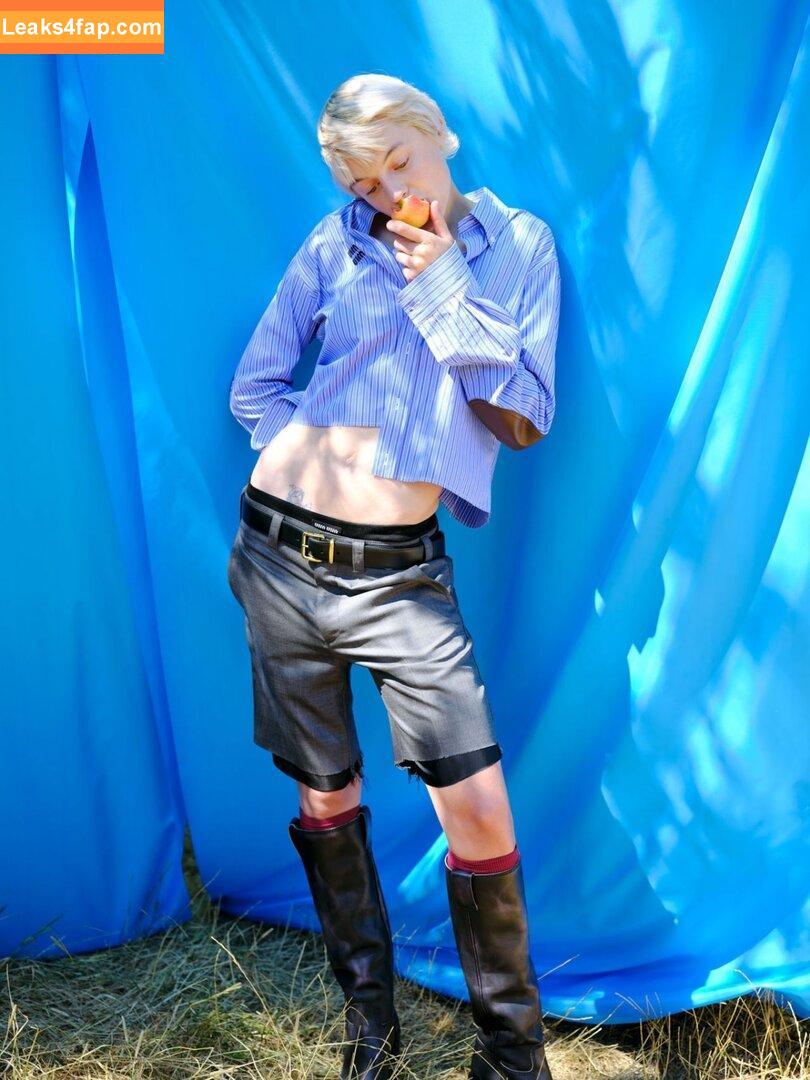 Emma Corrin / emmalouisecorrin leaked photo photo #0052