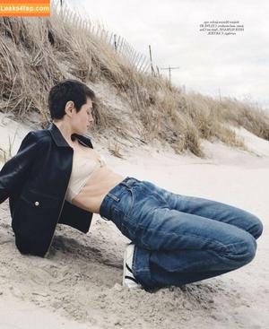 Emma Corrin photo #0244