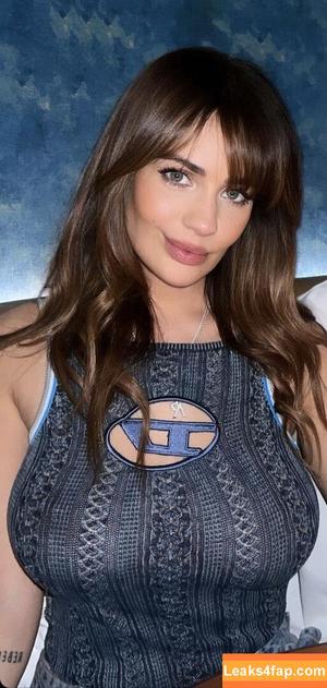 Holly Peers photo #0684