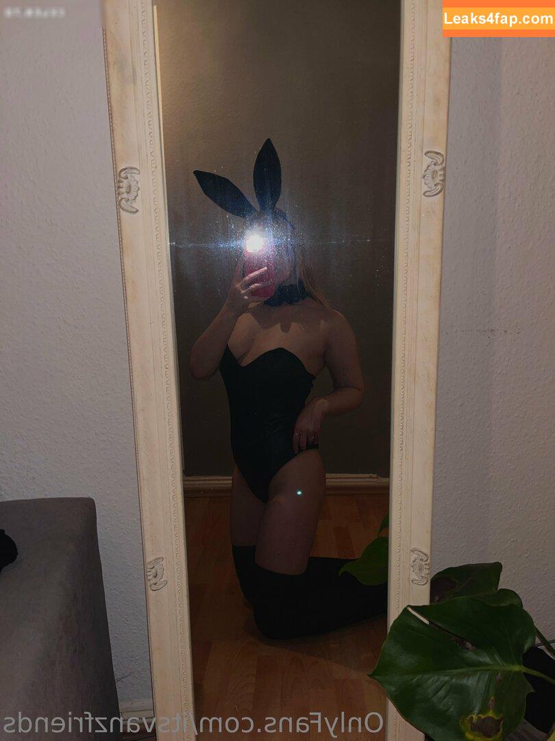 itsvanzfriends / itsaprilfriends leaked photo photo #0045