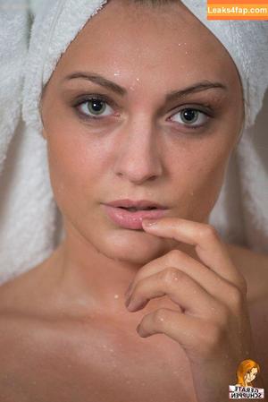 Julia Benesch photo #0058