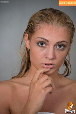Julia Benesch photo #0064