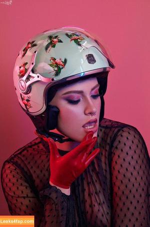 Mila Orriols photo #0003