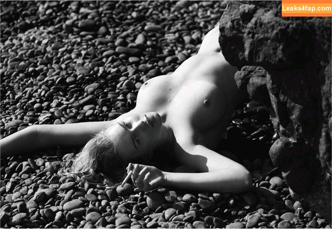 Nikoline Vibe / nicolinedevik / nikolinevibe leaked photo photo #0043