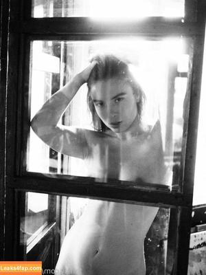 Polina Azarova photo #0090