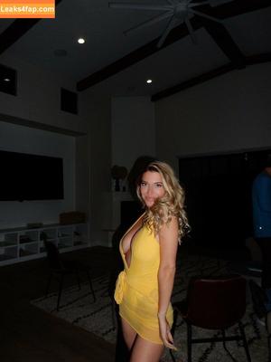 Taylor Mathis photo #0009