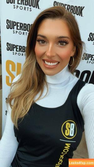 Taylor Mathis photo #0026