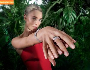 Vanessa Kirby photo #0070