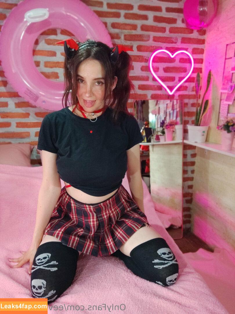 xEeveex / eeveepeaches leaked photo photo #0010