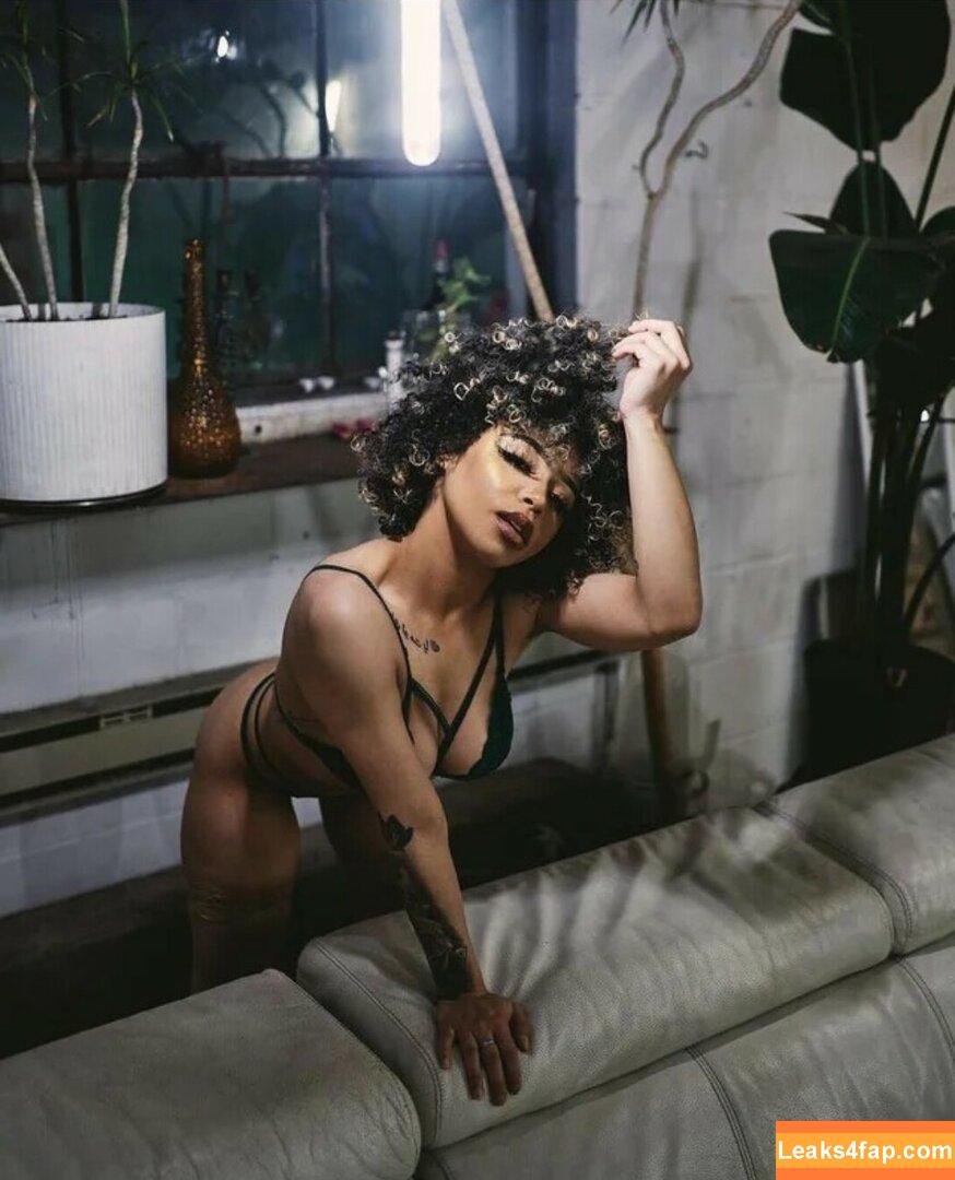 Yona Galvão / yonna.galvao / yonnagalvao leaked photo photo #0014
