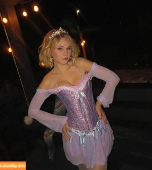 Lily Brooks O’Briant photo #0010