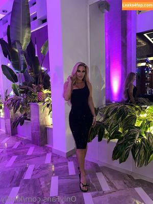 Kindly Myers photo #0022