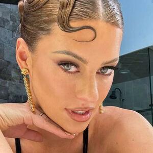 Hannah Stocking photo #0004
