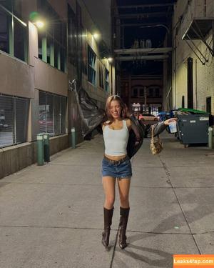 Sylvia Snyders photo #0004