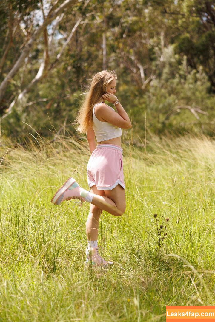 lara6683 / larawithabird leaked photo photo #0003