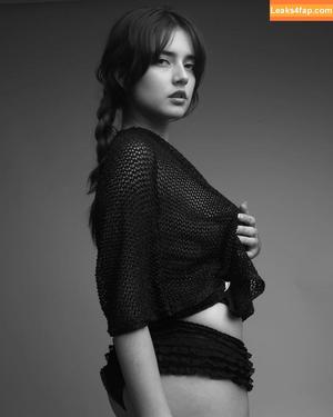 Sarah Curr photo #0002