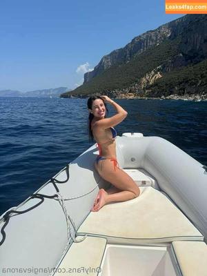 Angie Varona photo #0538