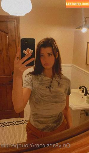 Sarah McDaniel photo #0004