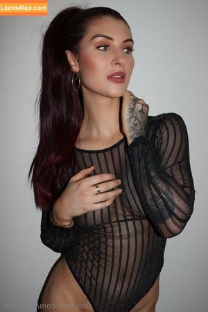 Jess Wallis photo #0040