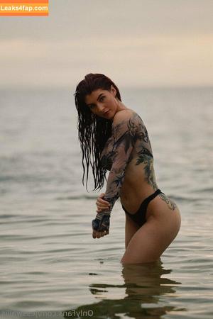 Jess Wallis photo #0042