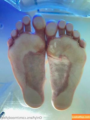 Moody_feet photo #0020