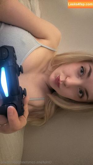 nextdoornataile photo #0001