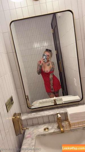 Laura Lux photo #0020