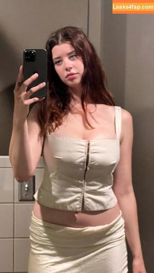 Sarah McDaniel photo #0001