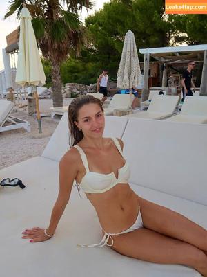 Sylvia Snyders photo #0004