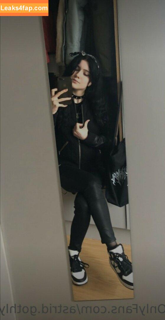 astrid.gothly / bluexastrid / cashew225 leaked photo photo #0041