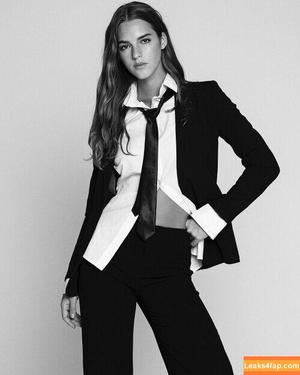 Emily Feld photo #1466