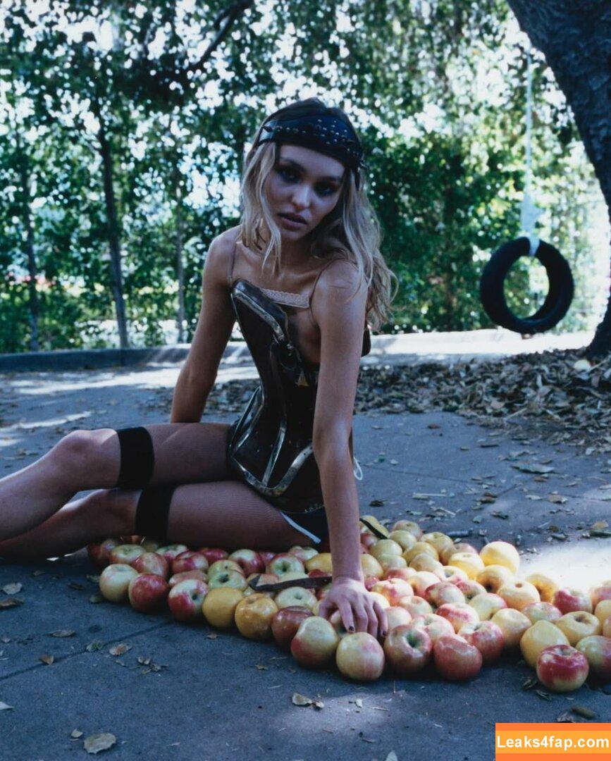 Lily-Rose Depp / Lily Rose Depp / lilyrose_depp / lilyrosemeldepp leaked photo photo #0412