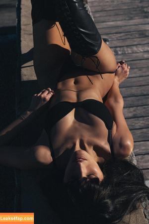 yaelaris photo #0025