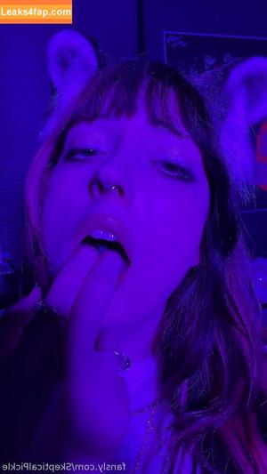 SkepticalPickle ASMR photo #0001