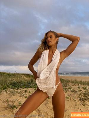 Natalie Jayne Roser photo #0020