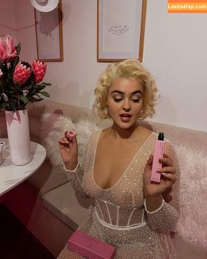 Stefania Ferrario photo #0008