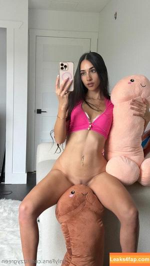 Izzy Green photo #0004