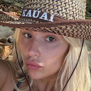 Tana Mongeau photo #0004